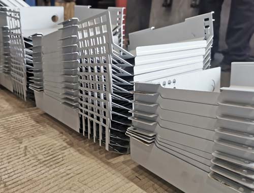 Large volume metal folding of aluminium trays