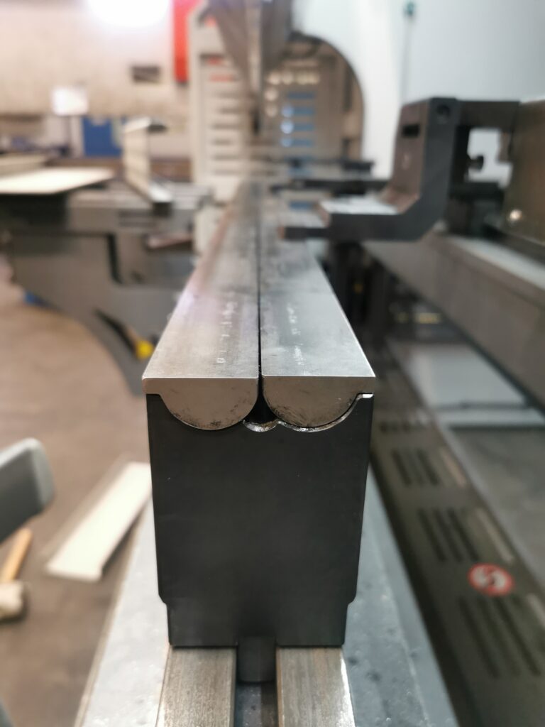 Rolla- v tooling that moves during the forming process