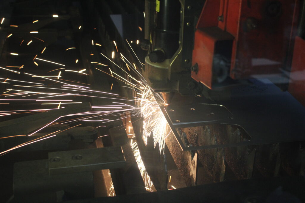 C02 lasers cutting steel